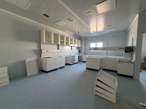 Sala blanca industrial con mobiliario técnico